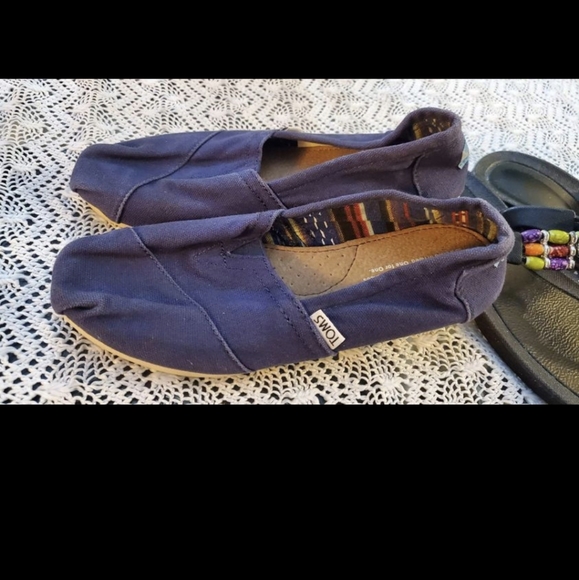 Toms Woman's Classic Navy Canvas Slip-on Shoes & Beaded Flip Flops Bundle - Picture 4 of 9